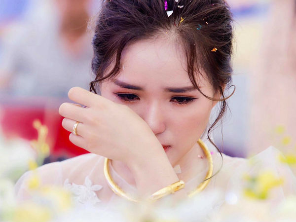 Xúc động hình ảnh cô dâu Nghệ An khóc nức nở, ôm chặt người thân trong ngày về nhà chồng