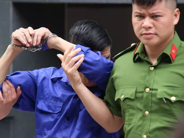 'Ông trùm' Hưng 'kính' liên tục lấy tay che mặt, tránh ống kính phóng viên khi ra tòa