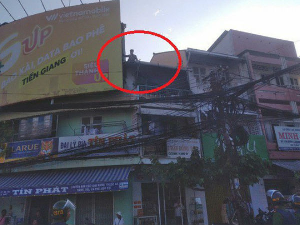 Nam thanh niên nghi 'ngáo đá' leo lên nóc nhà nhiều người dân chửi bới, đập phá