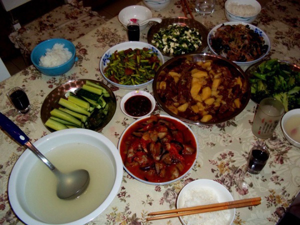 Cụ bà qua đời bên mâm cơm đợi con trai nhân Ngày của mẹ và câu chuyện về sự vô tâm khiến ai cũng phải nhói lòng