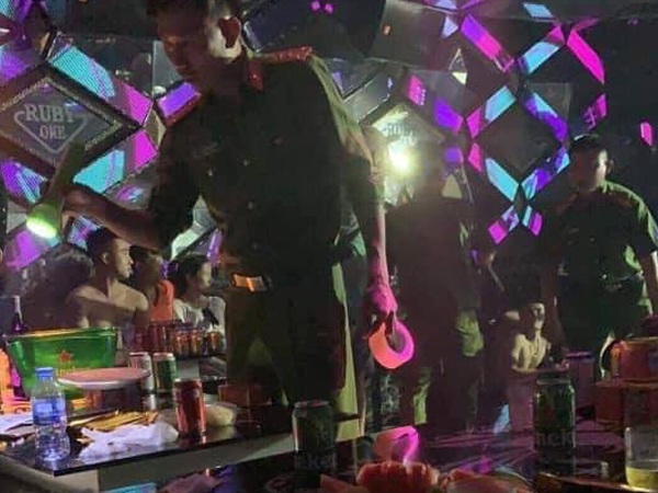 Đột kích quán bar, phát hiện gần 80 "dân chơi" xài ma túy