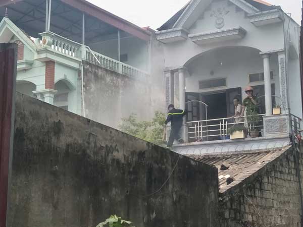 Hà Nam: Nhà dân bất ngờ cháy lớn cạnh quốc lộ 1A, lực lượng cứu hỏa phải phá cửa ngách dập lửa