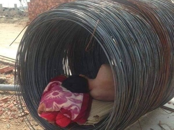 Khi bạn còn kêu than cuộc đời này mệt mỏi, hãy nhìn những giấc ngủ vội của công nhân giữa công trường để thấy mình còn may mắn ra sao