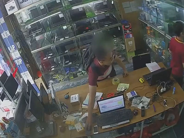 Video: Nam thanh niên vờ hỏi mua laptop rồi tranh thủ trộm iPhone X của nhân viên bán hàng