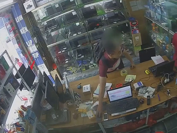 Clip: Nam thanh niên vờ hỏi mua laptop rồi tranh thủ trộm iPhone X của nhân viên bán hàng