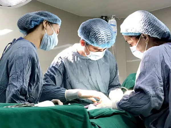 Nhảy từ trên xe xuống, thanh niên suýt bị thanh sắt 20 cm xuyên thấu 'của quý'