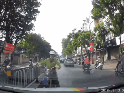 Video: Nữ 'ninja' lao ngược chiều bị ô tô chặn đủ đường, định sửa sai những gặp đúng tài xế 'lầy'
