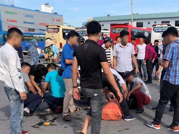 Bắt giữ nam thanh niên đi xe SH sàm sỡ phụ nữ giữa đường để cướp tài sản