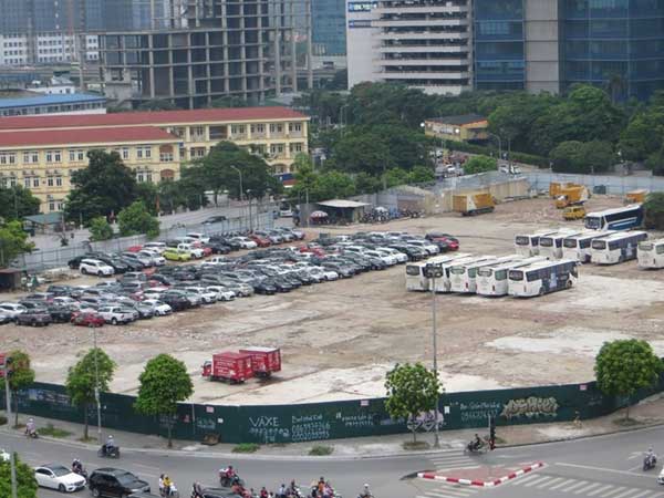 Hà Nội: Bãi giữ xe trái phép không ai dám... động vào
