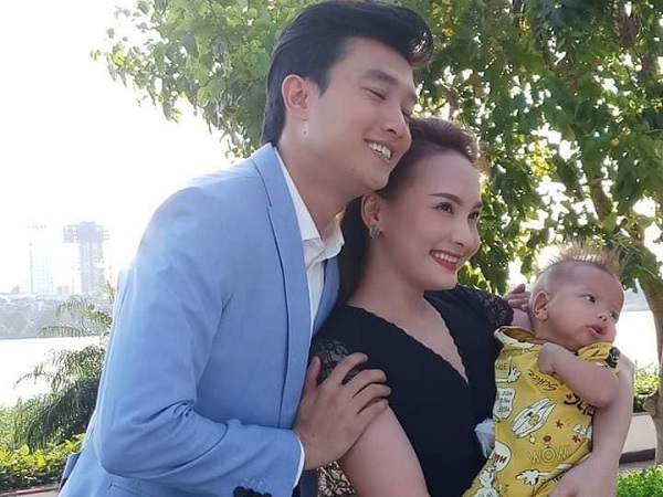 Lộ ảnh kết phim gia đình Thư - Vũ hạnh phúc bên nhau nhưng dân mạng lại chỉ chú ý bé Bon