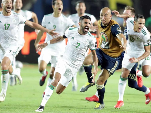 Mahrez lập siêu phẩm đá phạt ở phút bù giờ thứ 5 đưa Algeria vào chung kết CAN 2019