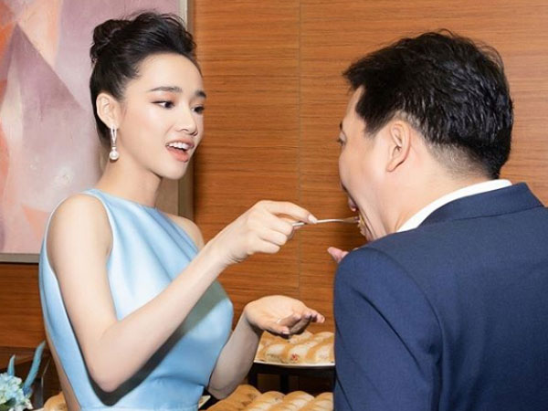 Nhã Phương tình tứ đút bánh cho Trường Giang, dân mạng chưa kịp khen đã phì cười khi nhìn ra 'điểm sai sai'