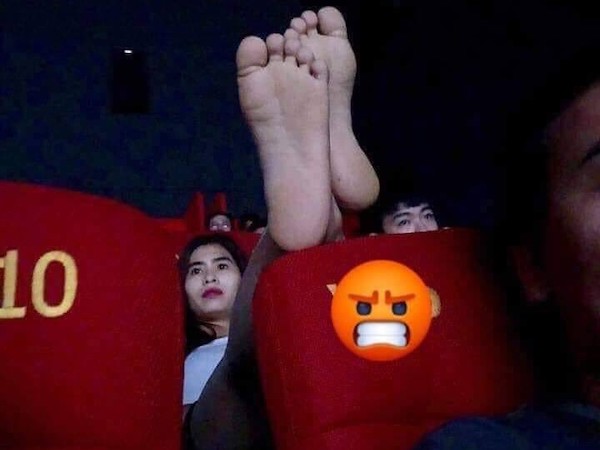 Cô gái vô tư gác chân lên đầu của người ngồi phía trước trong rạp chiếu phim, dân mạng thi nhau 'hiến kế' trừng trị