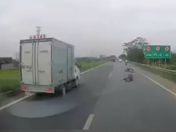 Kinh hoàng cô gái bị giật túi xách ngã văng vào làn đường ô tô ngay trước mũi xe lớn đang di chuyển