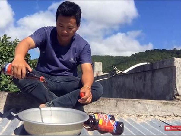 Đổ nước mắm lên đầu mẹ để ăn mừng 1 ngàn sub, YouTuber bị cộng đồng mạng 'ném đá'
