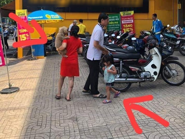Bức ảnh gây tranh cãi nhất MXH: Mẹ trẻ ung dung bế chú chó nhỏ, con gái lẽo đẽo theo sau khiến bao người kinh ngạc?