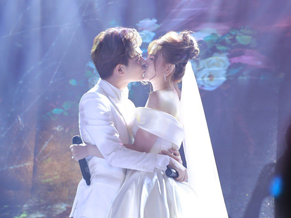 Đám cưới Thu Thủy và chồng trẻ kém 10 tuổi: Cô dâu chú rể cùng song ca 'hit' Mình cưới nhau đi và trao nhau nụ hôn say đắm trong lễ cưới