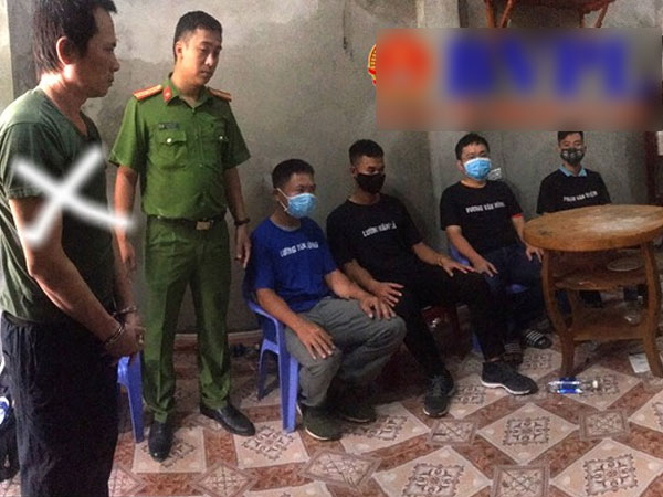 Cầm Văn Chương, Phạm Văn Dũng cưỡng hiếp nữ sinh giao gà tại phòng khách, những tên còn lại ngồi uống rượu chứng kiến