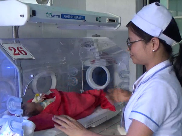 Bé sơ sinh bị bỏ rơi tại hoa viên: Cô gái 20 tuổi cùng người yêu đến xin nhận lại con
