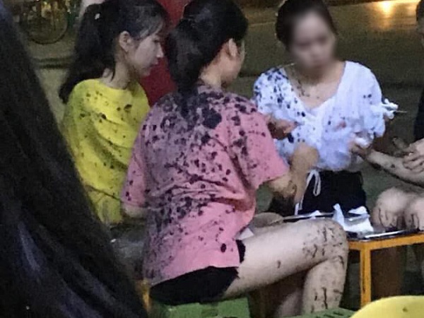 Đang ngồi uống trà chanh, nhiều thiếu nữ bất ngờ bị ném phân trộn dầu nhớt đầy người
