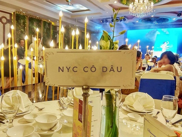 Bức ảnh gây xôn xao MXH: Không phải cô dâu chú rể, đây mới là chi tiết gây chú ý nhất đám cưới