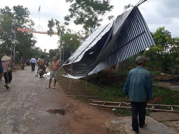 Lốc xoáy quật văng mái tôn, gãy cột điện trong cơn mưa lớn