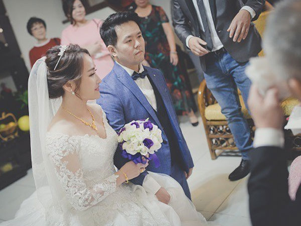 Giữa đám cưới bị đồng nghiệp mỉa là 'thằng đổ vỏ', vậy mà chú rể vẫn cười tươi, đáp lại một câu khiến cả hội hôn đều choáng váng