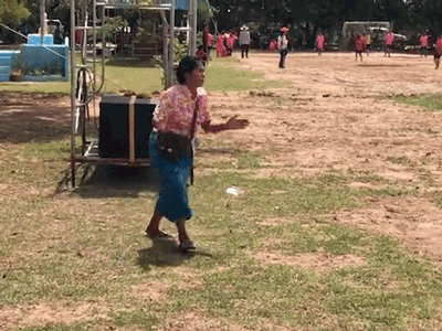 Bà nội chất nhất quả đất: U60 vẫn 'cong mông' chạy dọc sân cổ vũ cháu trai đá bóng, nhìn dáng bà mà cư dân mạng không nhịn được cười