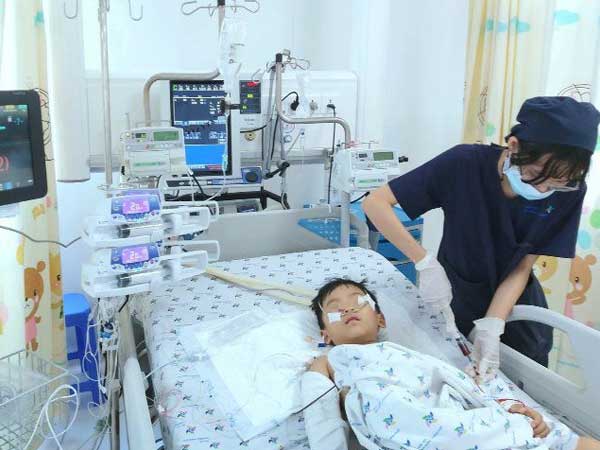 TP.HCM: Bé trai 5 tuổi trèo qua máy giặt ngoài ban công, rơi từ tầng 12 chung cư xuống đất