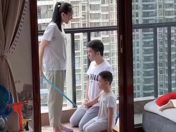 Liều mình bảo vệ con trai khi vợ đang dạy dỗ, ông bố trẻ nhận cái kết 'đắng' khiến dân mạng cười ra nước mắt
