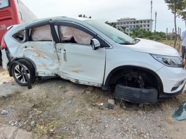 Xe giường nằm tông xe 7 chỗ bay lên vỉa hè, 2 người bị thương nặng