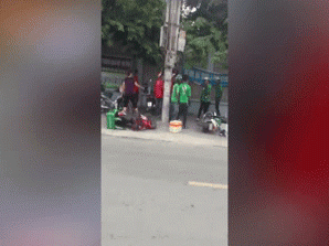 Video: Nhóm tài xế Grab và Go-Viet hỗn chiến trên đường phố Sài Gòn gây xôn xao