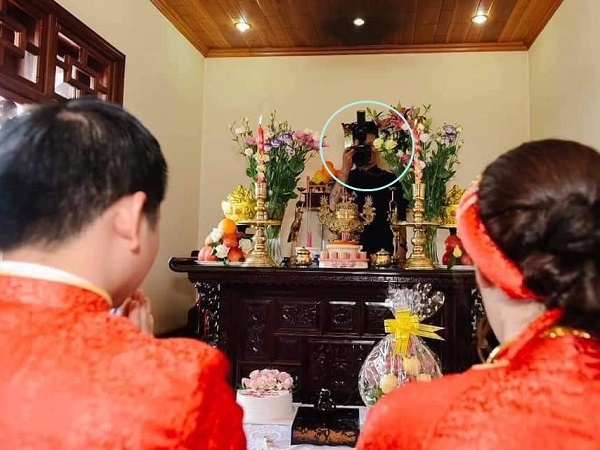 Anh thợ chụp ảnh cưới có tâm nhất quả đất, núp cả sau bàn thờ để 'tác nghiệp' khiến dân mạng cười té ghế