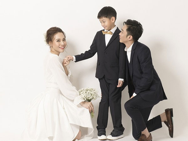 Cường Đôla hôn vợ say đắm trong loạt ảnh cưới mới, bé Subeo thân thiết nắm tay mẹ kế