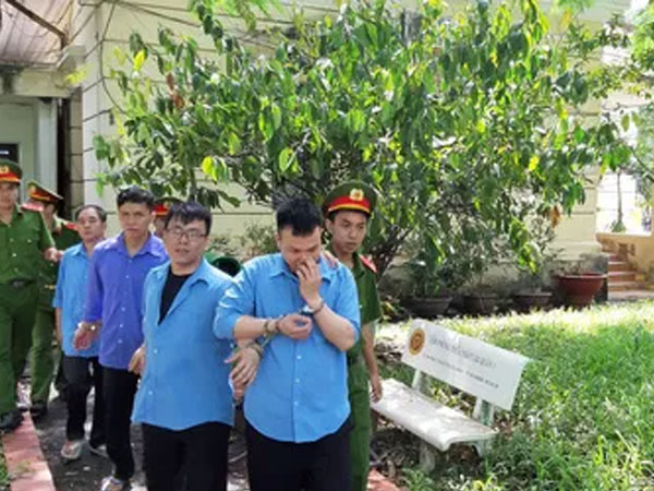 Băng trộm dùng mã tấu, hơi cay chống trả công an, cướp xe máy người đi đường