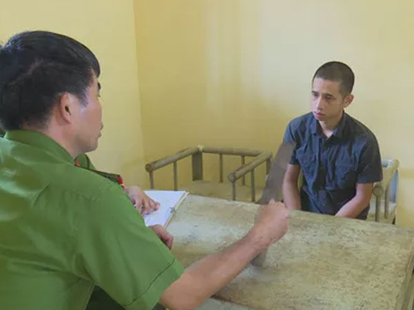 Cho rằng hỗn láo với cha, con mang dao đi chém người