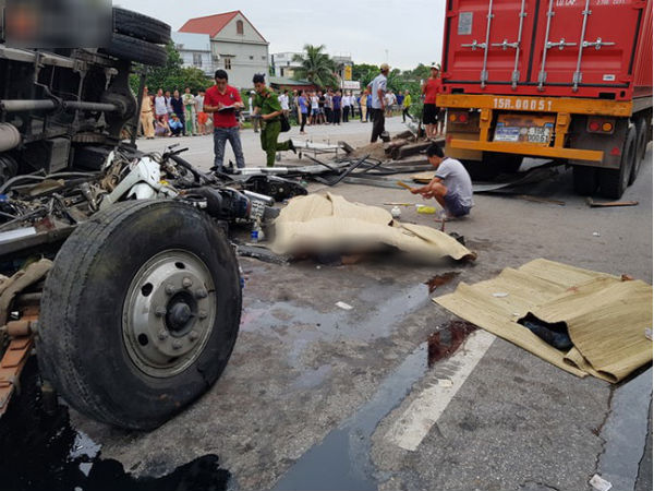 Nam thanh niên đau xót, ám ảnh giây phút bạn bị xe tải lật đè tử vong ngay trước mắt: 'Em bị văng ra may mắn sống, bạn em mất rồi'