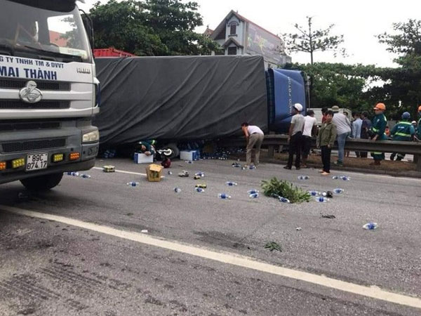 Ảnh: Hiện trường đầy ám ảnh vụ tai nạn khiến ít nhất 6 người tử vong tại Hải Dương