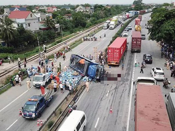 Khởi tố vụ án xe tải lật nghiêng đè chết 5 người ở Hải Dương