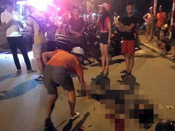 Tông xe máy vào gốc cây trên vỉa hè Hà Nội, nam thanh niên tử vong, cô gái trẻ nguy kịch