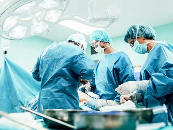 10 năm sau khi cắt cụt 'cậu nhỏ', chàng trai mừng rơi nước mắt được 'nối lại'