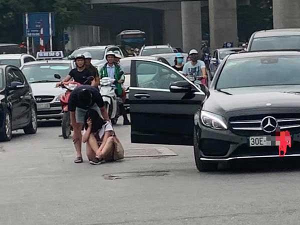 Mặc xe cộ đông như nêm, cô gái gục đầu ngồi bệt giữa đường bên nam thanh niên và chiếc Mercedes khiến dân tình xôn xao