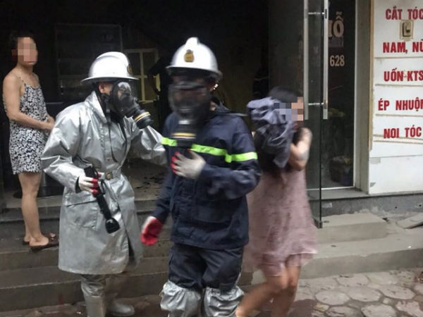 Hà Nội: Giải cứu người phụ nữ mang bầu thoát khỏi ngôi nhà 4 tầng đang bốc cháy