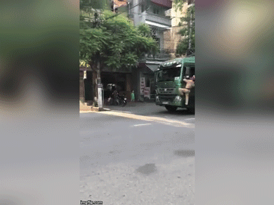 Mặc CSGT vừa thổi còi hiệu vừa đu bám trên cửa xe tải, tài xế vẫn bất chấp lao vun vút trên đường