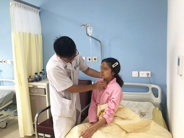 Bệnh nhân nữ bị hóc miếng thịt bò 3 ngày trong thực quản