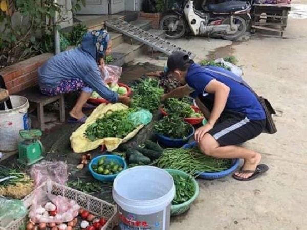 Đàn ông sức dài vai rộng mà kì kèo đòi bớt 1 nghìn với người bán rau hết cả buổi, cư dân mạng vô cùng đồng cảm khi nghe lý do