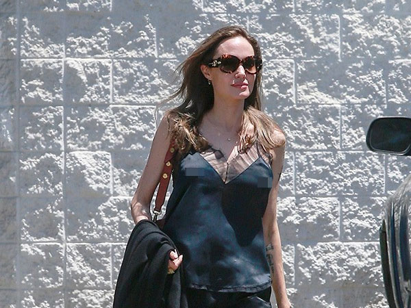 Hậu tin đồn để lại khối tài sản hơn 2.600 tỷ VNĐ, Angelina Jolie xuất hiện rạng rỡ không ngại thả rông vòng 1