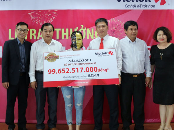 Người phụ nữ trúng xổ số Vietlot 99 tỉ đồng kể lại giây phút mua vé may mắn