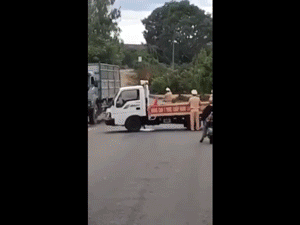 Chặn xe nghi vi phạm, một CSGT bị xe tông trọng thương
