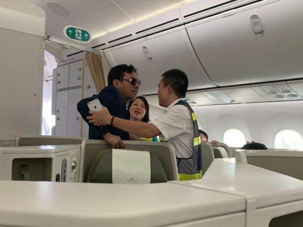 Đại gia bị tố sàm sỡ cô gái trên máy bay Vietnam Airlines: 'Anh… vấp té rồi bám lên thành ghế'